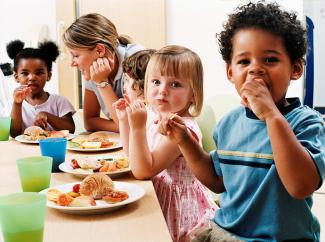 children eating lunch